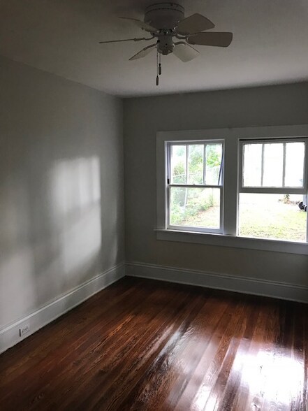 Building Photo - 617 Moulton St E