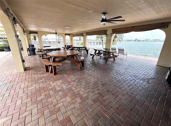 Building Photo - 4775 Cove Cir