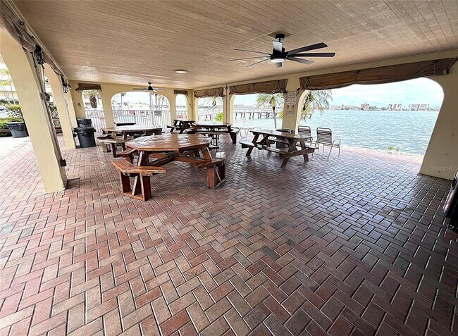 Building Photo - 4775 Cove Cir