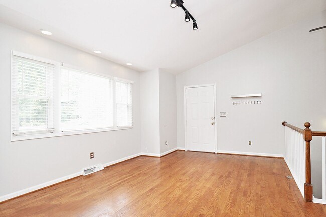 Building Photo - 502 Moseley Dr