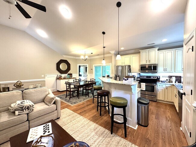 Building Photo - Stunning Home with an Upstairs Apartment or In-law Suite