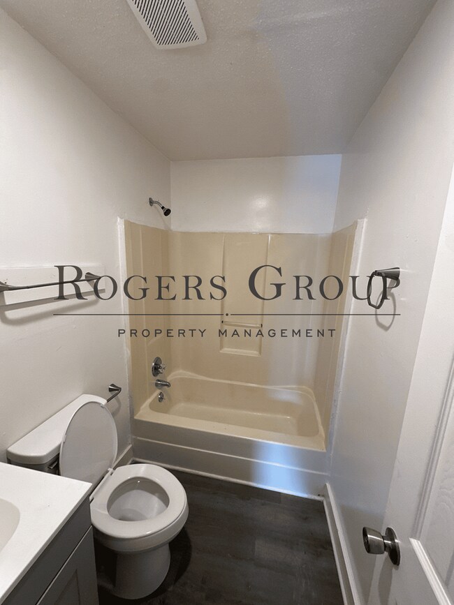 Building Photo - #450 - 421-423 Ridley St Duplex