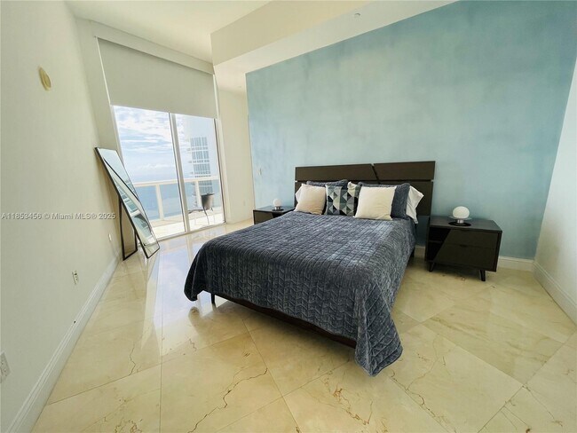 Building Photo - 16001 Collins Ave