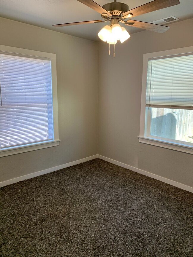 Building Photo - FULLY REMODELED Large 4/2, Close to Enloe and Chico State