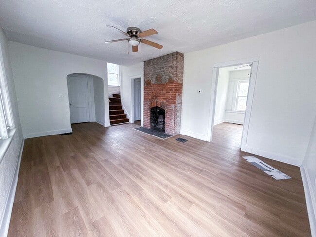 Building Photo - Newly Rehabbed 4BR Home w/ Front Porch, Back Deck & Full Basement