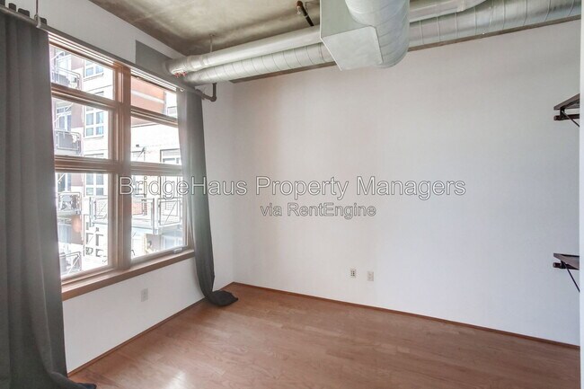 Building Photo - 877 Island Ave