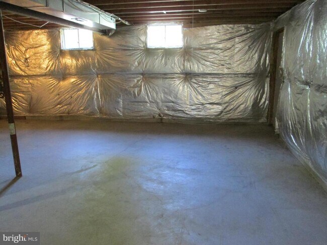 Building Photo - 1300 Treasure Dr