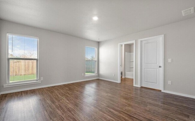 Building Photo - 2031 Kenwood Ave