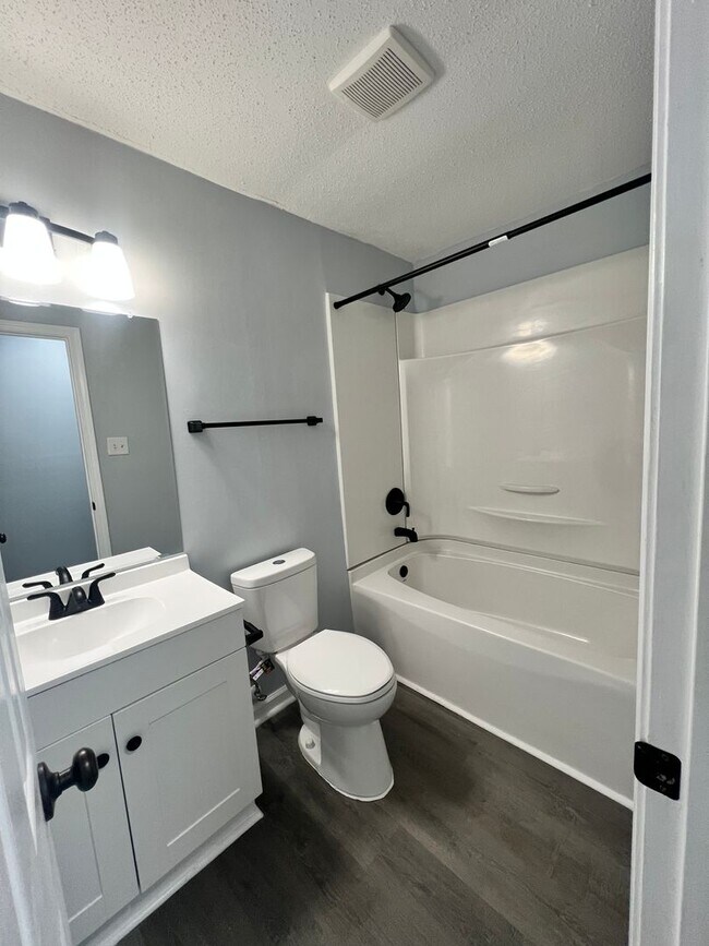 Building Photo - Charming Single-Family Home with Fenced in Backyard!