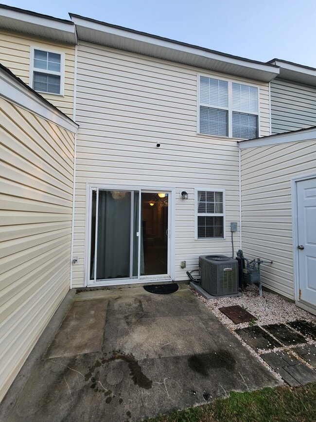 Building Photo - 6319 Sweetbay Dr