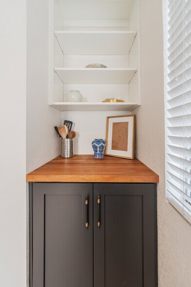 Building Photo - 5455 Sylmar Ave