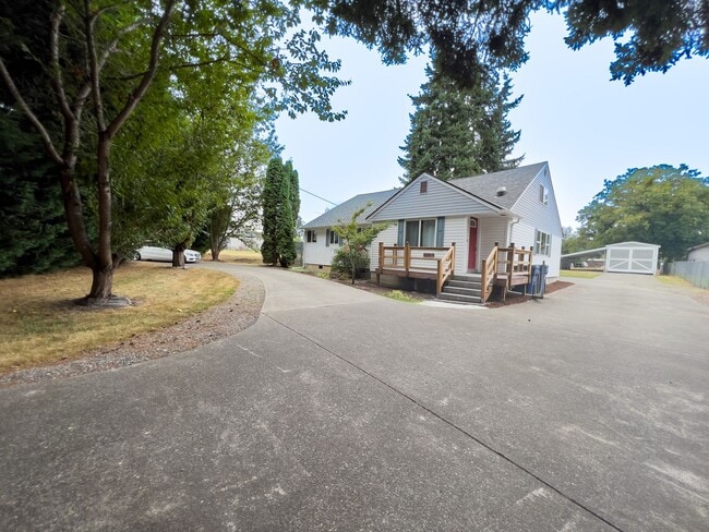 Building Photo - Country living 5 bed w/RV parking and 3 car garage!