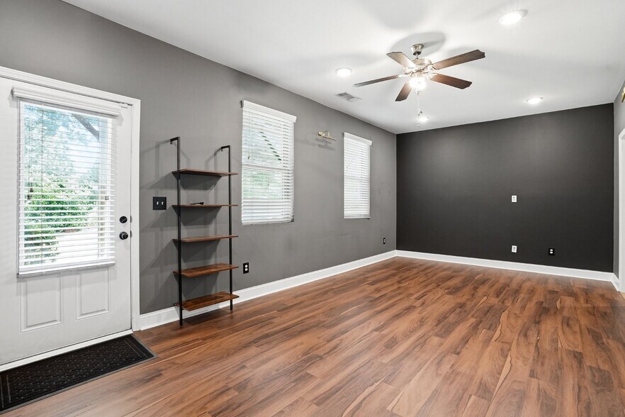 Building Photo - 2376 Tarben Dr