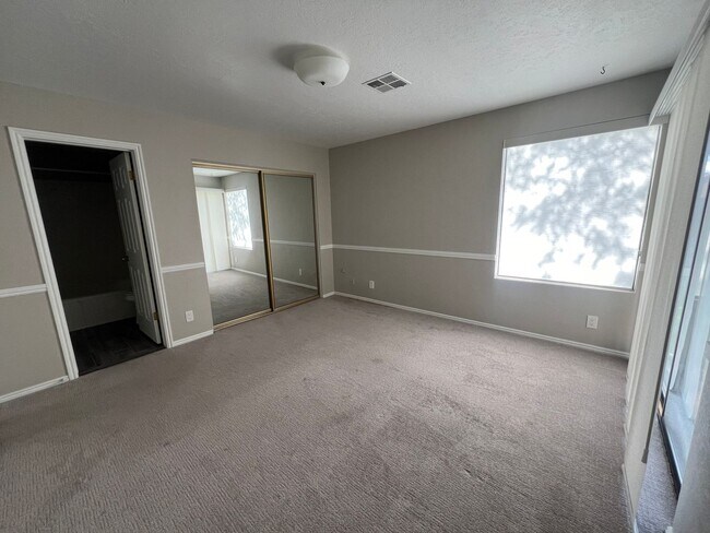 Building Photo - 675 Ridge Rim Way