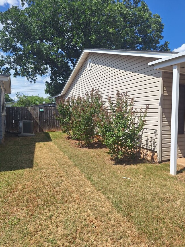 Building Photo - Cute CUTE 3bedroom