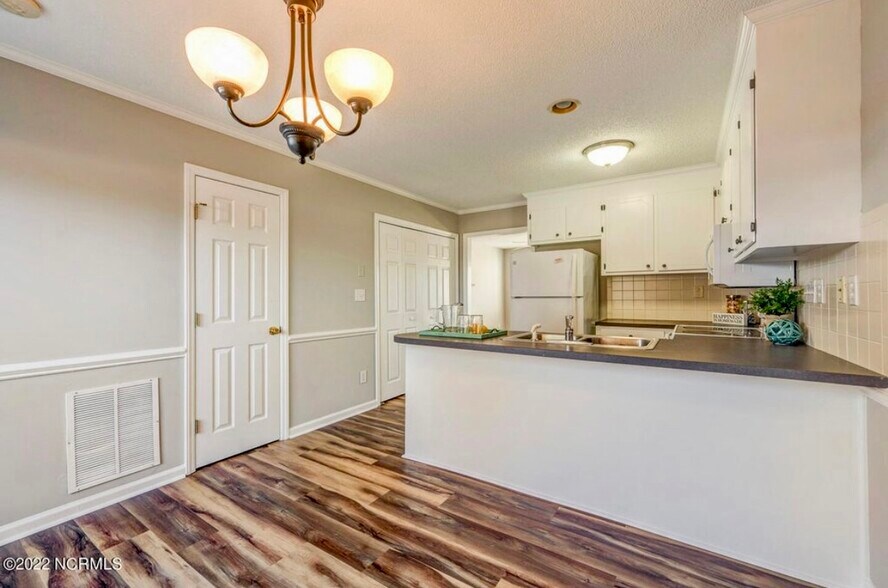 Building Photo - 2375 Vineyard Dr