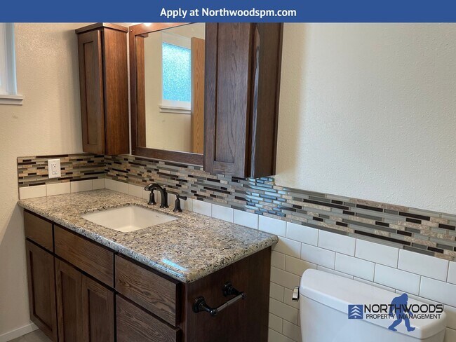 Building Photo - Gorgeous Newly Update 3 Bedroom 2 Bath Home in Friendly Central Point