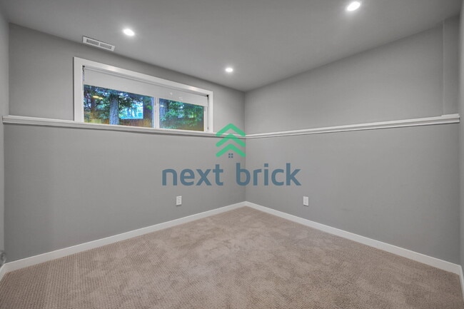 Building Photo - Welcome to this beautifully located 4-bedroom, 2-bath