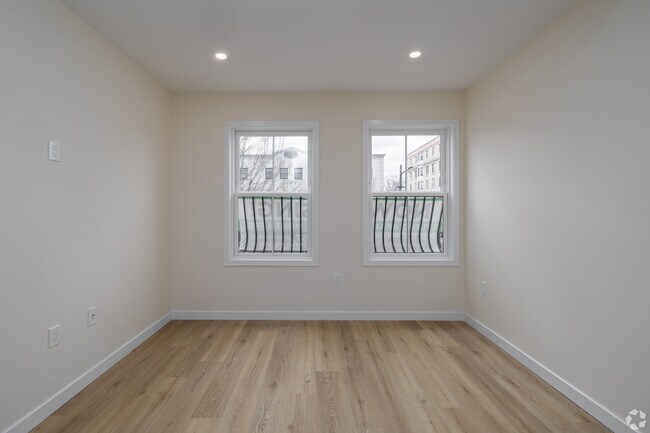 Building Photo - 584 Main St