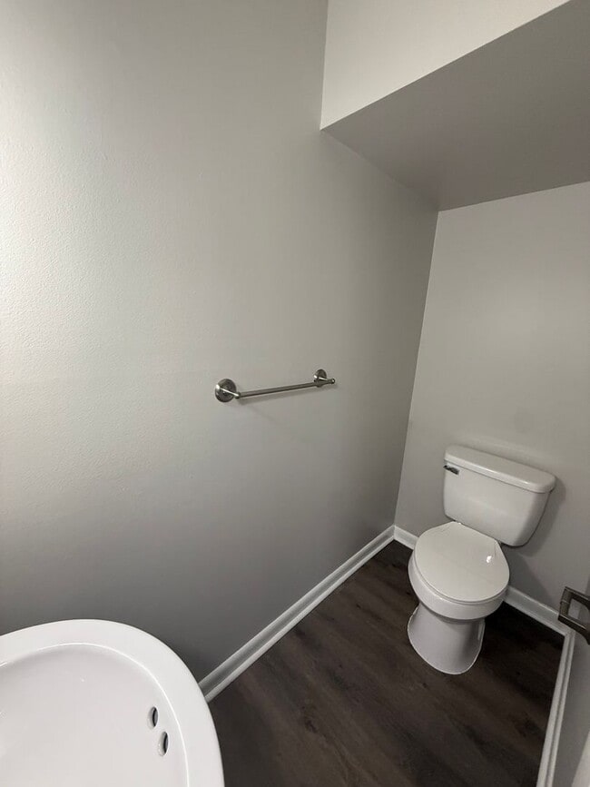 Building Photo - W Ray