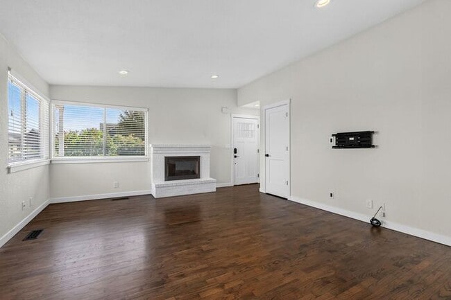 Building Photo - Charming and Cozy Air-Conditioned High Point Rambler (1st Month Free)