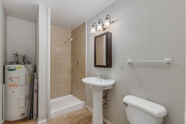 Building Photo - Spacious 4 Bed / 2 Bath Home in Phoenix – Move-In Ready!