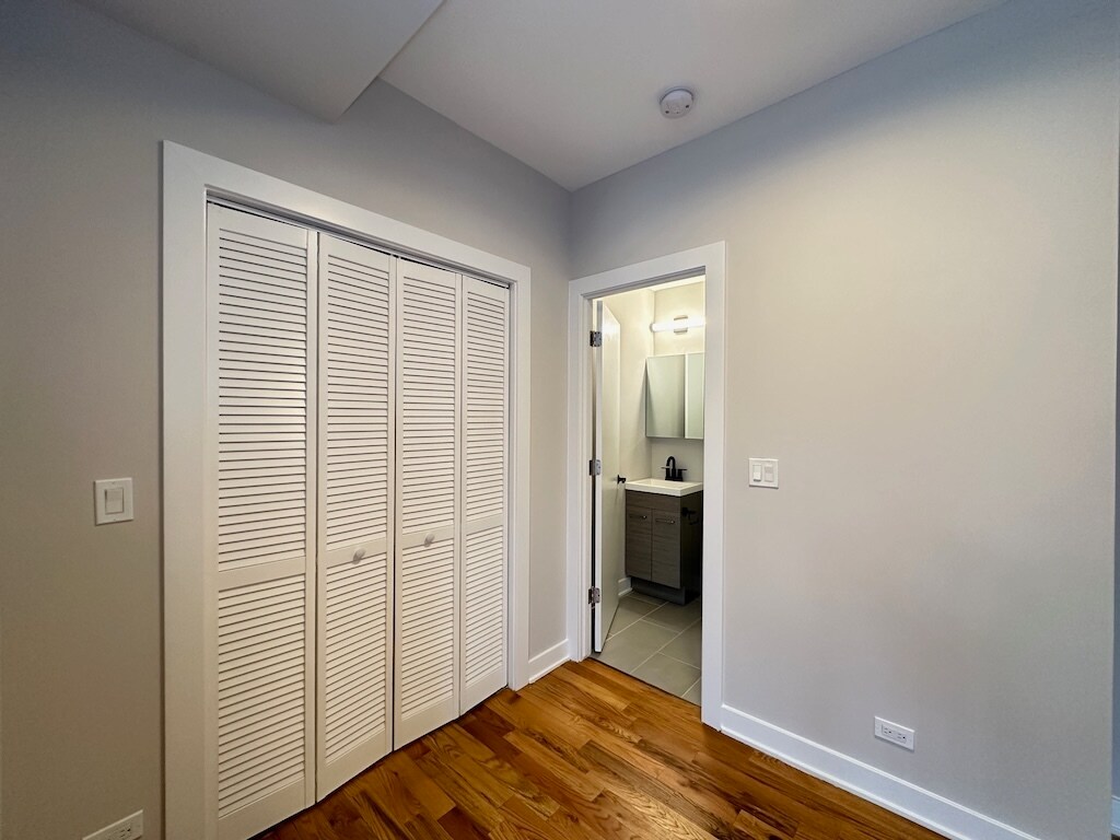 Building Photo - 661 W Wrightwood Ave