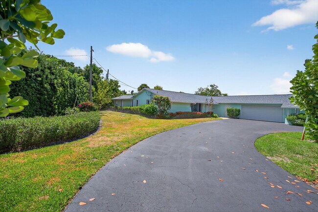Building Photo - 905 Shore Dr