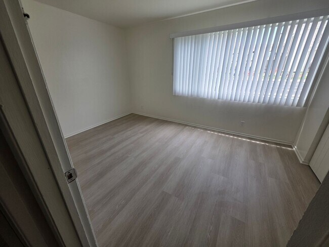 Building Photo - This is a large 2-bdr in a convenient, Fre...