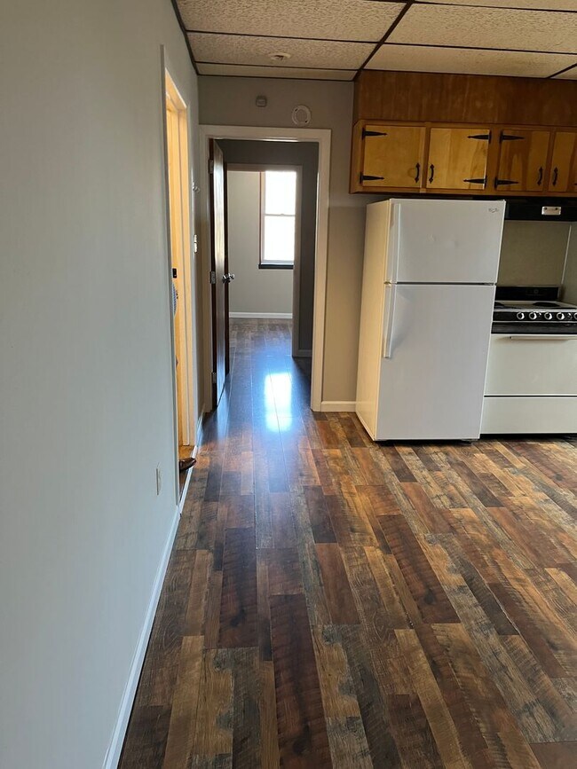 Building Photo - Fresh, clean apartment ready to call home!