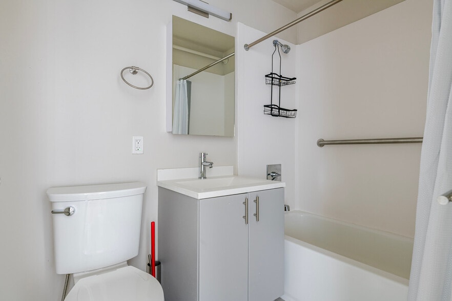 Building Photo - 812 Memorial Dr