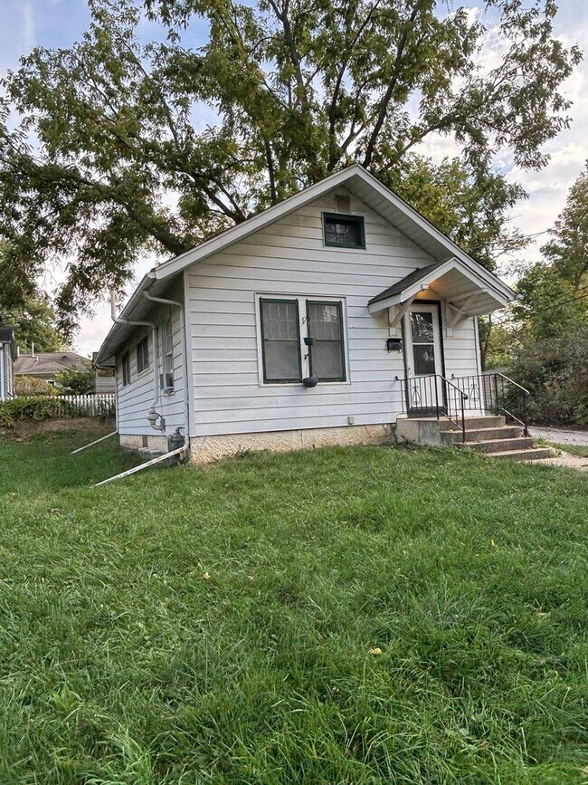 Building Photo - AVAILABLE NOW!!!  1 bedroom, 1 bath house ...