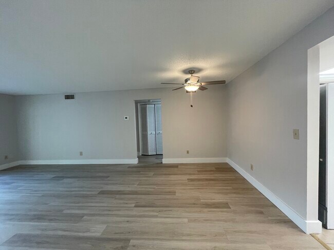 Building Photo - 1201 Solana Rd
