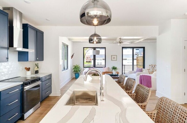 Building Photo - 981- 987 Fifth Street SW