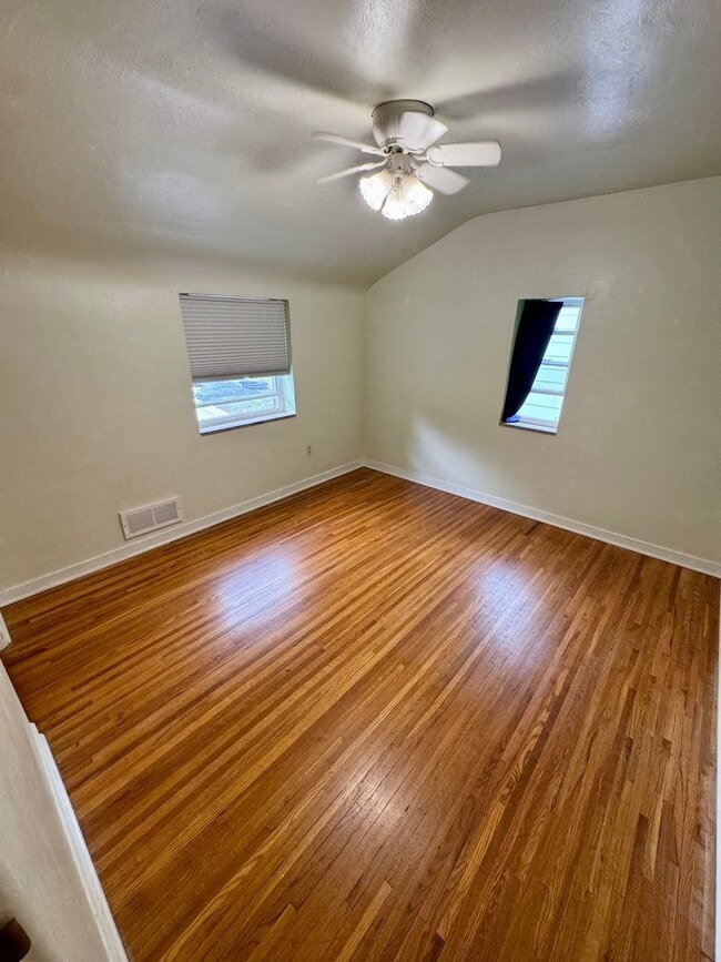 Building Photo - Charming 2 Bed 1 Bath in Beechview!