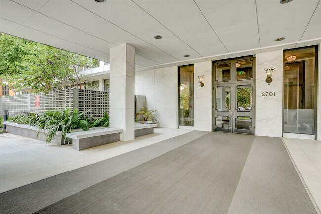 Building Photo - 2701 Westheimer Rd