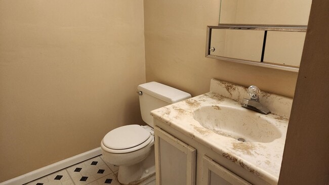 Building Photo - 2 bedroom on quiet street!