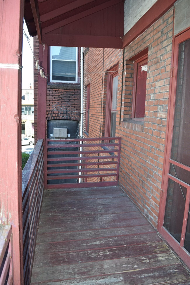 Building Photo - 136 W High St