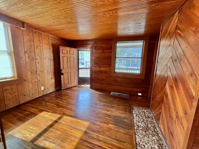 Building Photo - Unique Oakley Ranch!