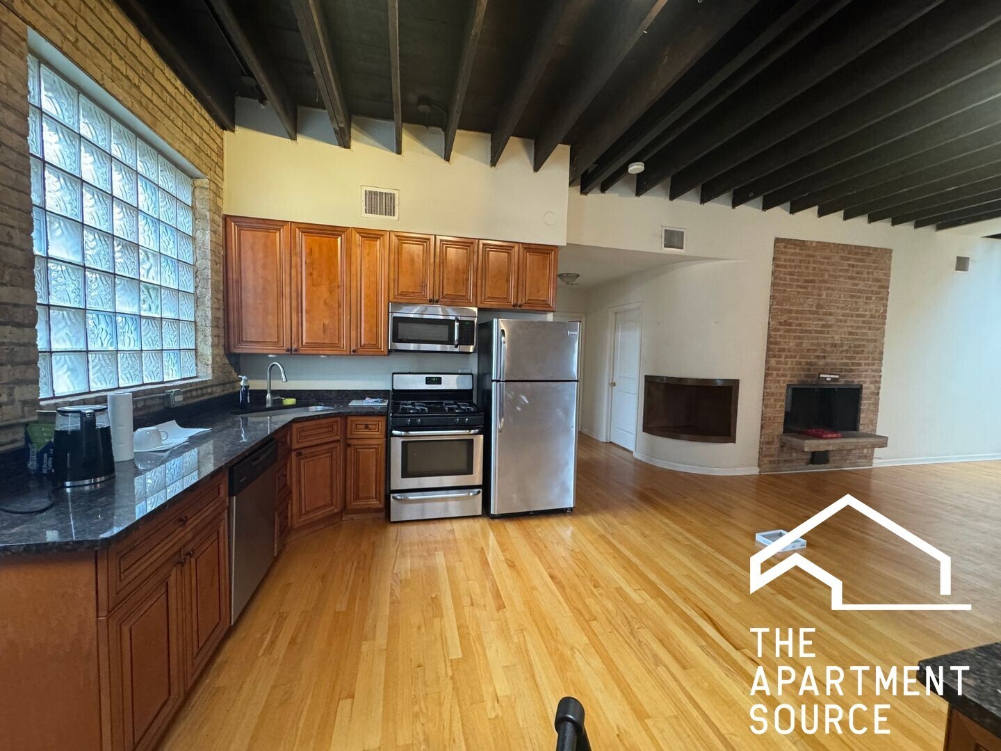 Building Photo - 907 W Belmont Ave