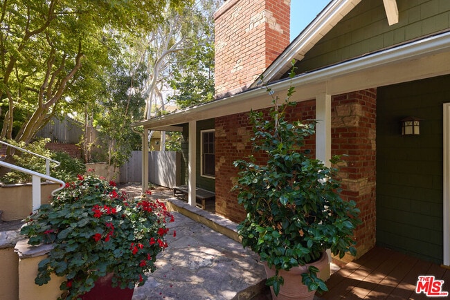 Building Photo - 621 N Saltair Ave