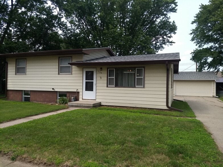 Building Photo - 608 Spruce Ave