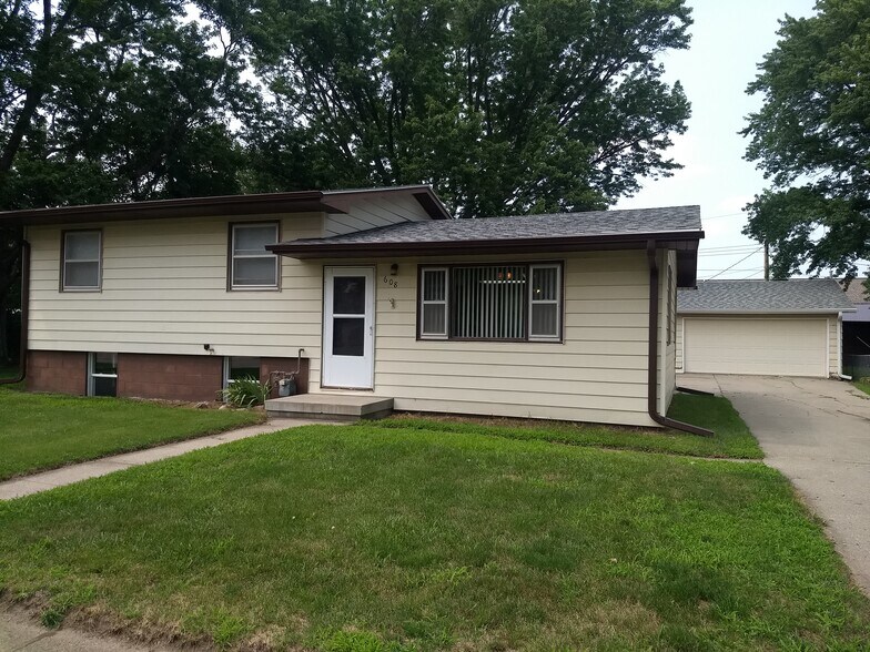 Primary Photo - 608 Spruce Ave