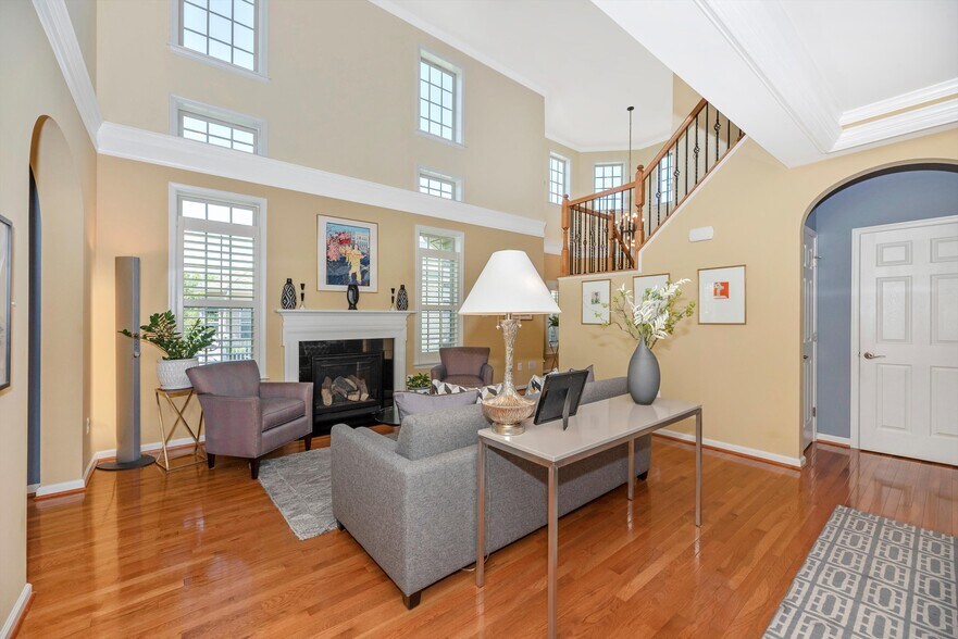 Living room with lots of light - 2507 Mill Race Rd