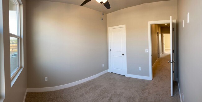 Building Photo - Beautiful like new 3 Bedroom, 2.5 Bathroom...