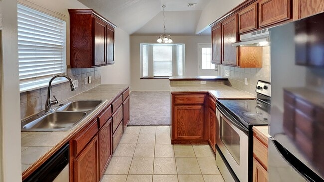 Building Photo - Very Nice 3 Bedroom 2 Bath Home in Mustang Schools