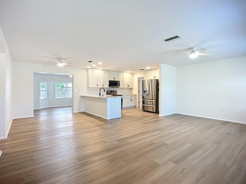 Building Photo - 2809 Taunton Dr W