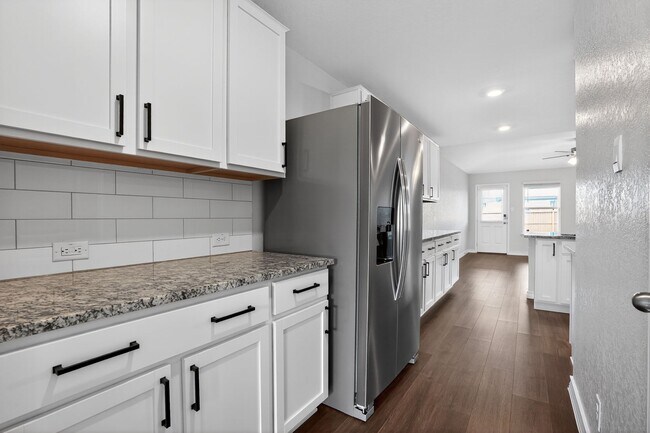 Building Photo - Spacious 5BR Home with Game Room, First-Floor Primary Suite & Appliances Included