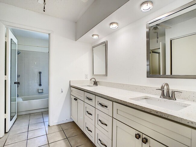 Building Photo - RARE 3 BEDROOM/ 2 BATH IN THE HIGHLY DESIR...