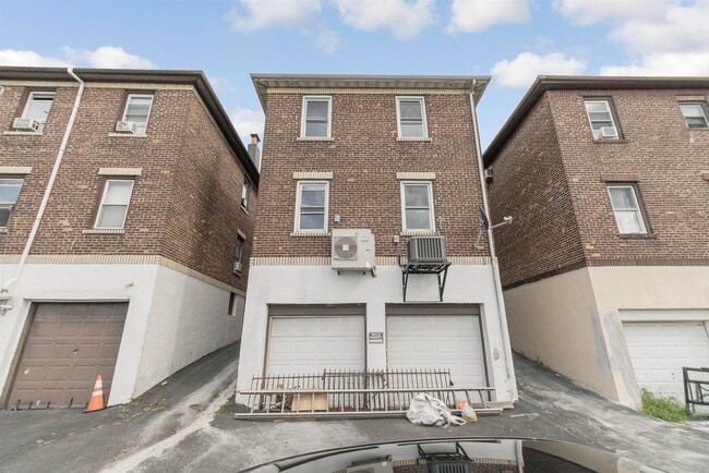 Building Photo - 709 Grand Ave